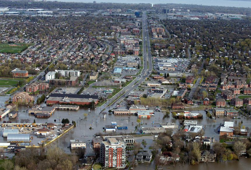 В зоната на бедствията се оказаха стотици къщи от над 130 общини. Пострада и част от втория по-големина град в Канада - Монреал.