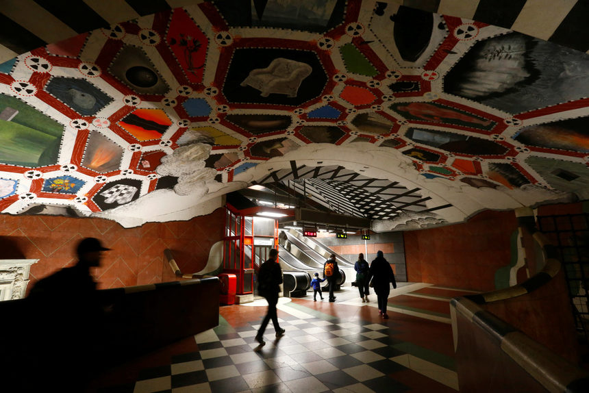 Това не е обикновено градско метро, а своеобразна подземна галерия, чиито тунели са превърнати в пъстри платна, истински произведения на изкуството.<br /><br />Метрото в шведската столица Стокхолм е мрежа от над 105 километра тунели с 47 подземни и 53 надземни станции, почти всички декорирани с различни рисунки, мозайки, инсталации и скулптури. Затова и е наричано "най-дългата галерия в света".<br /><br />На снимката: Станция Kungstradgarden.