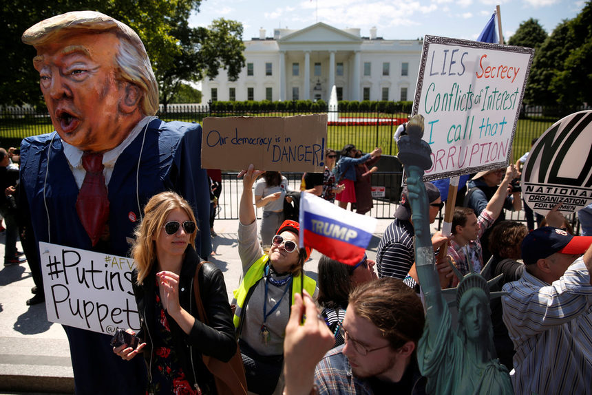 Протестиращи се събраха пред Белия дом заради решението на американския президент Доналд Тръмп да уволни директора на Федералното бюро за разследване Джеймс Коми.