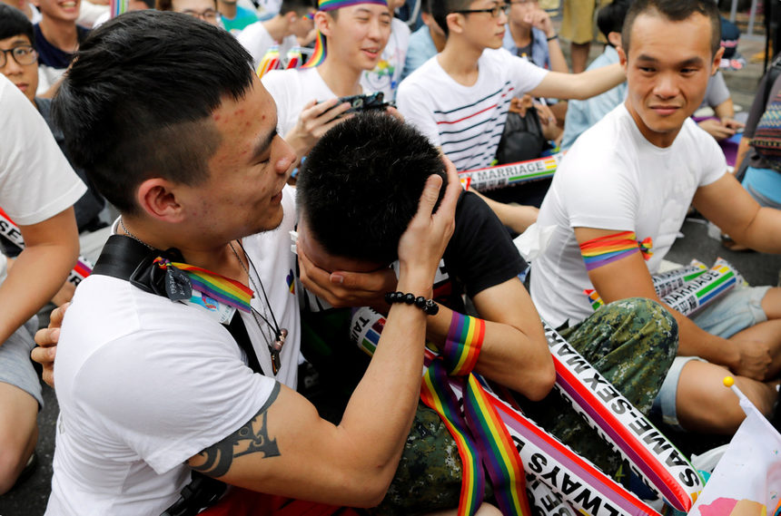 Хиляди тайванци излязоха по улиците на столицата Тайпе, след като Конституционният съд в страната потвърди узаконяването на еднополовите бракове.