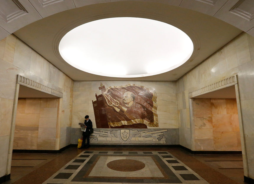 Метростанциите в Москва са едни най-оживените и най-зрелищните сред подземните системи в света. Те са туристически обекти сами по себе си. Просторните гари са украсени с мозайки, мраморни статуи и витражи, които разказват историята на преминалата през няколко строя държава.