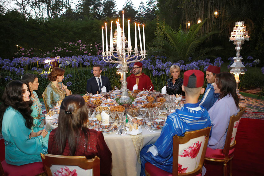 Кралят на Мароко Мохамед VI, съпругата му принцеса Лала Салма, френският президент Емануел Макрон (център вляво) и съпругата му Брижит Троньо (център вдясно), по време на тържествената вечеря ифтар в царския дворец в Рабат, Мароко.