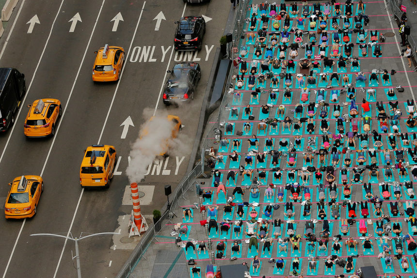 Жителите на Ню Йорк отбелязаха Международния ден на йога с курс на открито на "Таймс Скуеър".