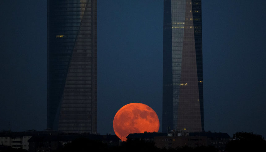 Снощи юлската луна изгря пълна. Фотографът на "Ройтерс" Пол Хана е снимал изгрева на огромната червена луна между небостъргачи в бизнес квартала на Мадрид, Испания.