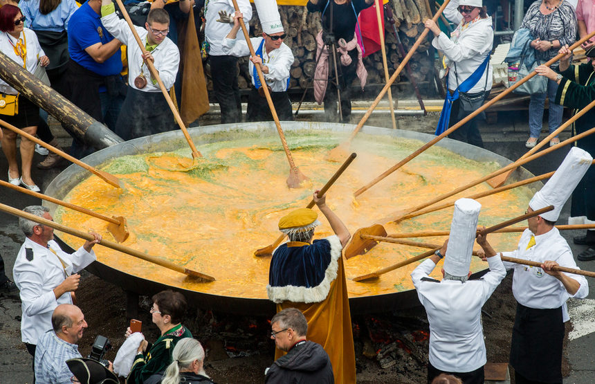 В град Малмеди, Белгия, от повече от 20 години на Успение Богородичшно се приготвя гигантски омлет.