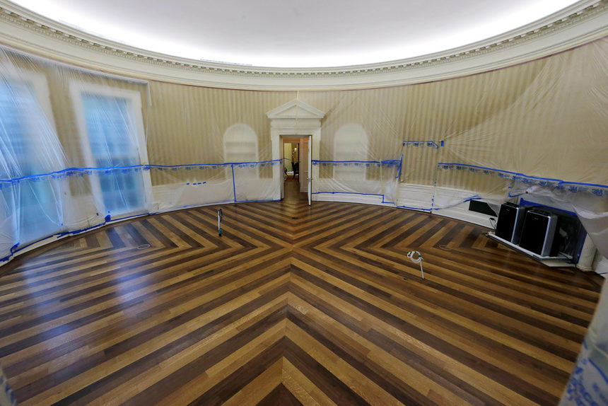 Първи по рода си мащабен ремонт на Белия дом от над 60 години.<br /><br />Овалният кабинет и ситуационната зала, където американският президент провежда своите срещи по време на криза, както и други офиси в Западното крило се ремонтират.