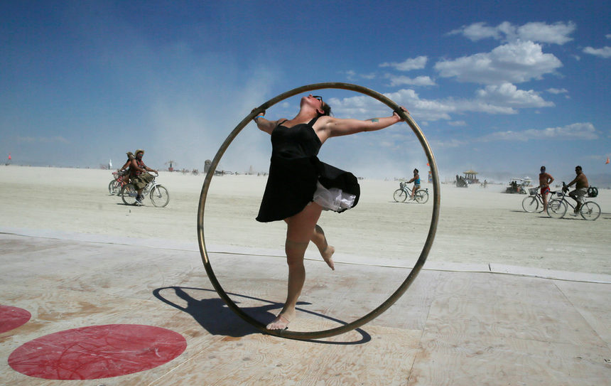 Около 70 000 души от цял свят се събраха на първия ден от ежегодния музикален фестивал Burning Man (от англ. "Горящият човек"), който започна в пустинята Невада в САЩ вчера.