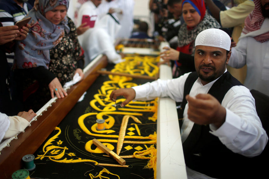Саудитска фабрика изработва изключително скъпи покривала, обшити със злато за годишното поклонение в Мека на стотици хиляди мюсюлмани, което започва днес.<br /><br />
