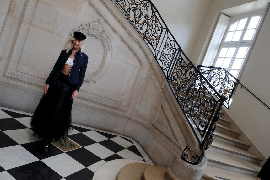 Моделът Карли Клос позира преди ревюто пролет/лято 2018 г. на модна къща "Диор" на Седмицата на модата в Париж.