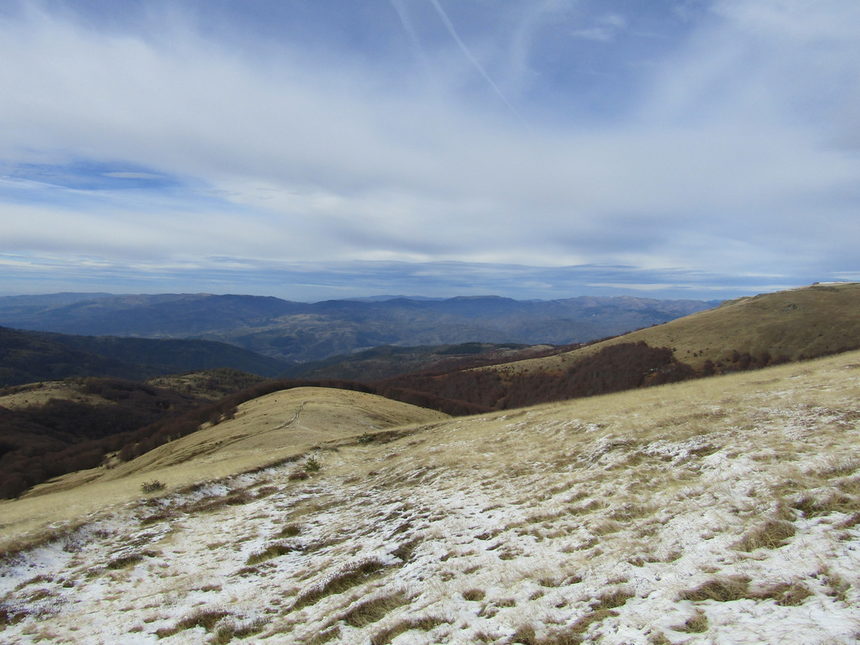 Планина Осогово е поделена между България и Македония. Тя е петата по височина планина в България, като най-висок е граничният връх Руен - 2251 метра над морското равнище. Други по-високи върхове в българската част са Мали Руен – 2229 м, Шапка – 2188 м, Човека – 2047 м.<br /><br />Осогово привлича с тайнството си на съществуващите до неотдавна забрани на граничната зона. Там все още могат да бъдат намерени знаци от т.нар. желязна завеса, разделяла някога Европа. Днес тези територии са част от Европейския Зелен пояс.
