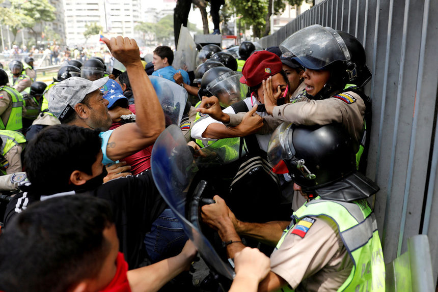 Най-малко 127 са загиналите в протестите срещу управлението на президента Николас Мадуро и икономическата криза във Венецуела от началото на годината по официални данни. Ранените и арестуваните са хиляди.На снимката: Демонстранти се спречкват със силите за сигурност по време на митинг на опозицията в Каракас на 4 април 2017 г. Сблъсъците започнаха, след като властите затвориха станции на метрото в Каракас, създадоха пропускателни пунктове, и отцепиха площад, на който трябваше да се проведе мащабна демонстрация. "Никога досега не бях виждал протестиращи и полиция да се сблъскват толкова директно... Оттогава тактиката на полицията се промени и те никога не се изправиха толкова открито срещу протестиращите," разказва фотографът на "Ройтерс" Карлос Гарсия Роулинс.