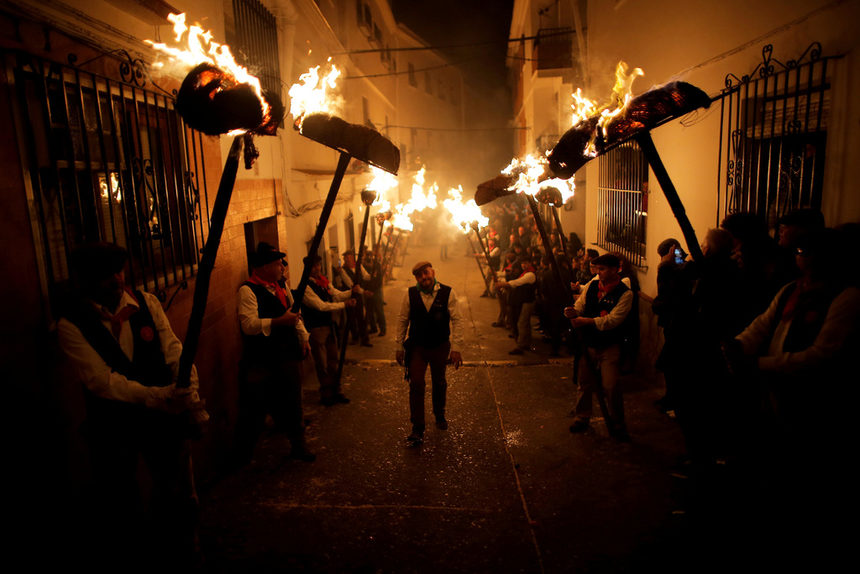 В Касарабонела, близо до Малага, Испания се проведе шествие, част от фестивал в чест на Богородица Лос Ронделе в навечерието на Деня на света Лусия.