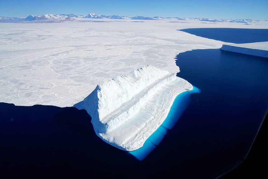 Американската космическа агенция НАСА разпространи снимка на айсберг в Антарктида. Акцентът е върху частта от ледения къс, която се намира под вода. Под слънчевата светлина белият лед прозира през чистата синя вода.