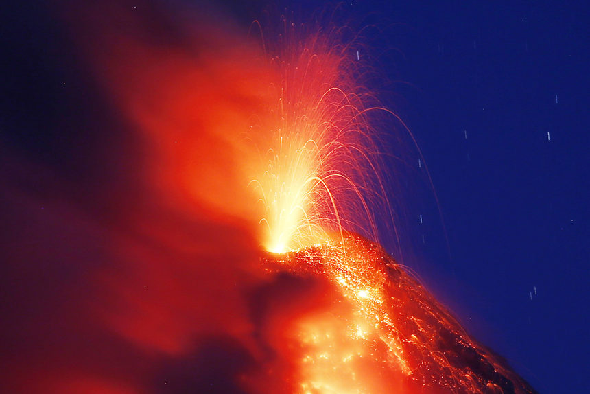 Най-активният филипински вулкан Майон изхвърли огромен стълб пепел и дим и властите завишиха нивото на тревога до четвърта степен.<br /><br />Стълбът от вулканична пепел и дим достигна 10 километра над кратера на Майон, намиращ се в провинция Албей, на 330 километра южно от филипинската столица Манила. Два фонтана от лава също избликнаха от вулкана и достигнаха на височина 500 и 200 метра.<br /><br />Четвърта степен на тревога означава, че опасно изригване е възможно до няколко дни. Майон се активизира преди повече от седмица и 27 000 души, живеещи в района, вече го напуснаха.