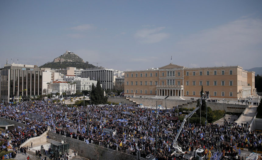 Жители на цяла Гърция пристигнаха днес в столицата Атина на протест срещу включването на думата "Македония" в името на северната съседка, пишат гръцки и македонски медии.