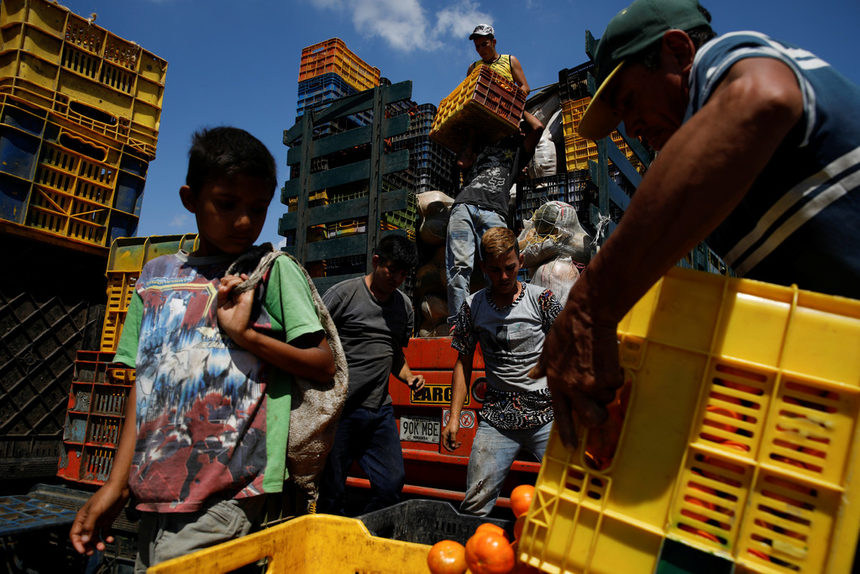 Вече пета година Венецуела е в икономическа криза. Шофьорите на камиони, натоварени с храна, са изправени пред опасността да бъдат нападнати от банди, които искат ценният товар, който превозват.