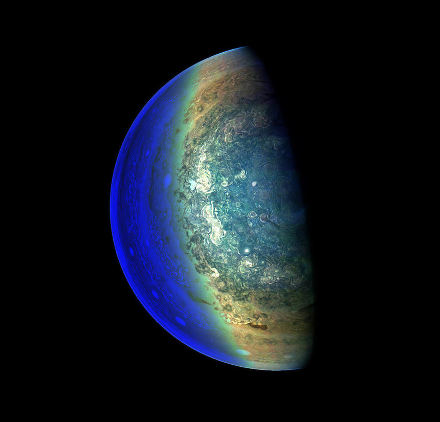 Американската космическа агенция НАСА разпространи снимка на южния полюс на Юпитер. Тя е направена на 7 февруари от изследователския кораб "Джуно", който се е намирал на 120 хил. километра от повърхността на планетата. Снимката е част от поредицата кадри, които се правят на полярните области на Юпитер, които са обект на сериозно изследване от учените на НАСА.