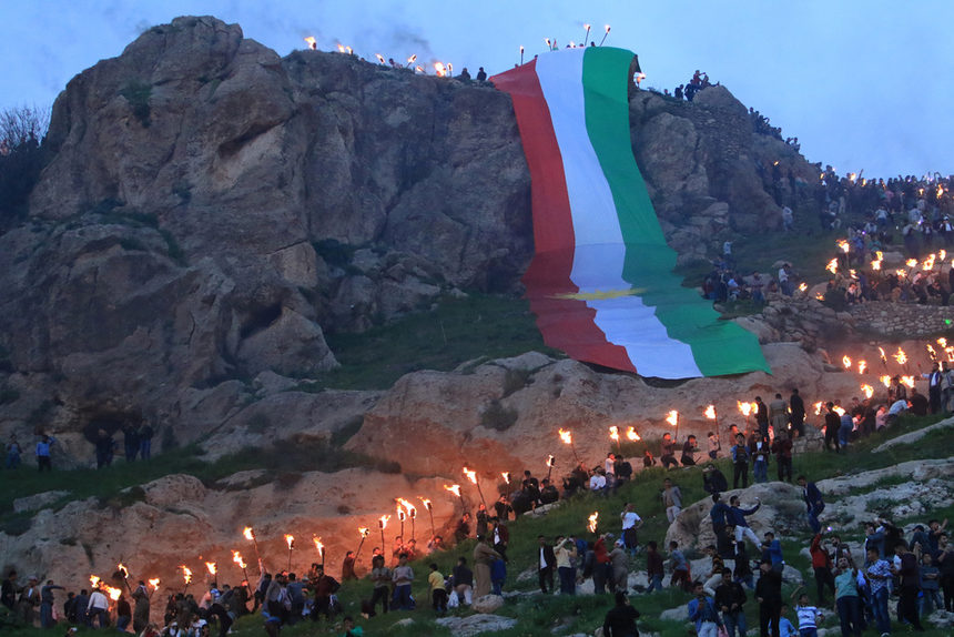 Кюрдите по цял свят отбелязаха настъпването на Невруз, тяхната нова година, както и настъпването на пролетта.<br /><br />Невруз се празнува и в Казахстан, Средна и Мала Азия и Афганистан.<br /><br />Агенция "Ройтерс" публикува снимки от фестивала в Акра, Ирак.