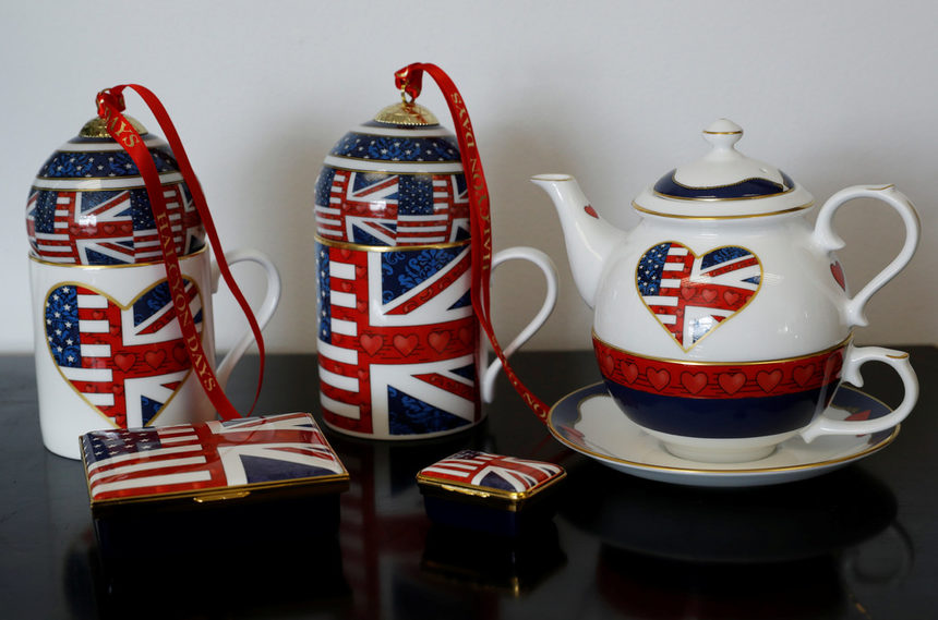 Британският производител на луксозни стоки Halcyon Days от 70 години прави кралските сувенири и очаква сватбата на принц Хари и Меган Маркъл да вдигне продажбите с 10-15%, пише агенция "Ройтерс". Във фабриката си в Централна Англия компанията произвежда чаши, чинии и чайници в чест на брака, който ще бъде сключен на 19 май в параклиса "Сейнт Джордж".