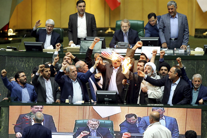 Ирански депутати запалиха хартиено американско знаме в парламента, след като президентът на САЩ Доналд Тръмп взе решение <a href="http://www.dnevnik.bg/sviat/2018/05/08/3175515_trump_iztegli_sasht_ot_sdelkata_s_iran_i_vurna/" target="_blank">страната да се изтегли от ядрената сделка с</a> Иран, скандирайки: "Смърт на Америка!", предаде "Асошиейтед прес", цитирана от БТА.<br /><br />Днешната импровизирана демонстрация в парламента, на която бе изгорен и лист хартия, символизиращ ядреното споразумение, е показателна за голямото обществено недоволство в Иран от решението на Тръмп, отбелязва АП.<br /><br />Председателят на иранския парламент Али Лариджани нарече решението на американския президент "дипломатическо шоу" и заяви, че в сегашното положение Техеран не е длъжен да изпълнява задълженията си по сделката. Решението на Тръмп е заплаха за мира и сигурността, каза Лариджани.