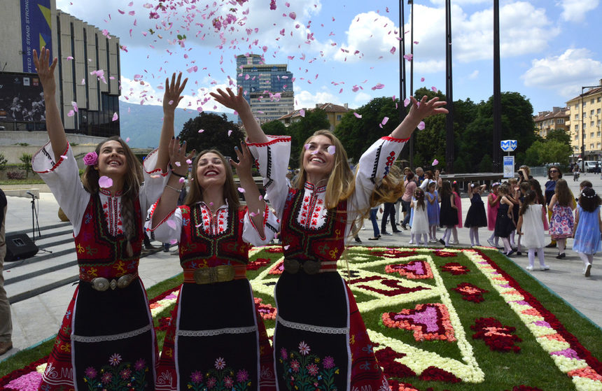 Килим от рози пред Националния дворец на културата (НДК) няколко дни ще впечатлява столичани и гостите на София.<br /><br />Розата е един от най-популярните български символи.