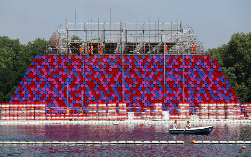 На езерото Серпентайн в Лондон, Великобритания, работници изграждат арт инсталация, озаглавена The Mastaba, изработена от варели. Тя е по проект на американския артист от български произход Кристо и починалата му съпруга Жан-Клод.