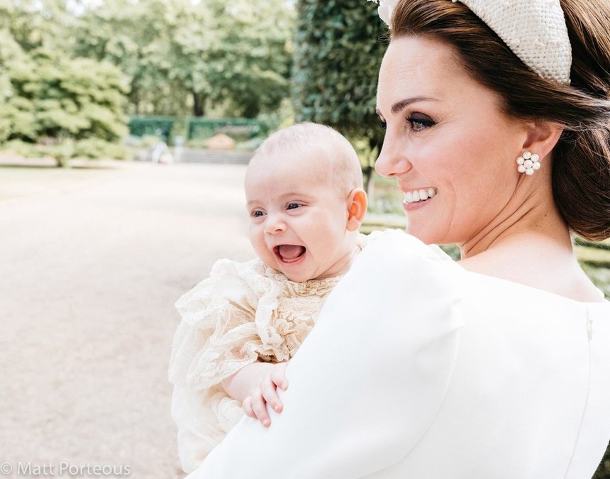 Херцогът и херцогинята на Кеймбридж разпространиха официални кадри от кръщенето на третото си дете - принц Луи. На тях за пръв път се вижда как двумесечният принц се усмихва.