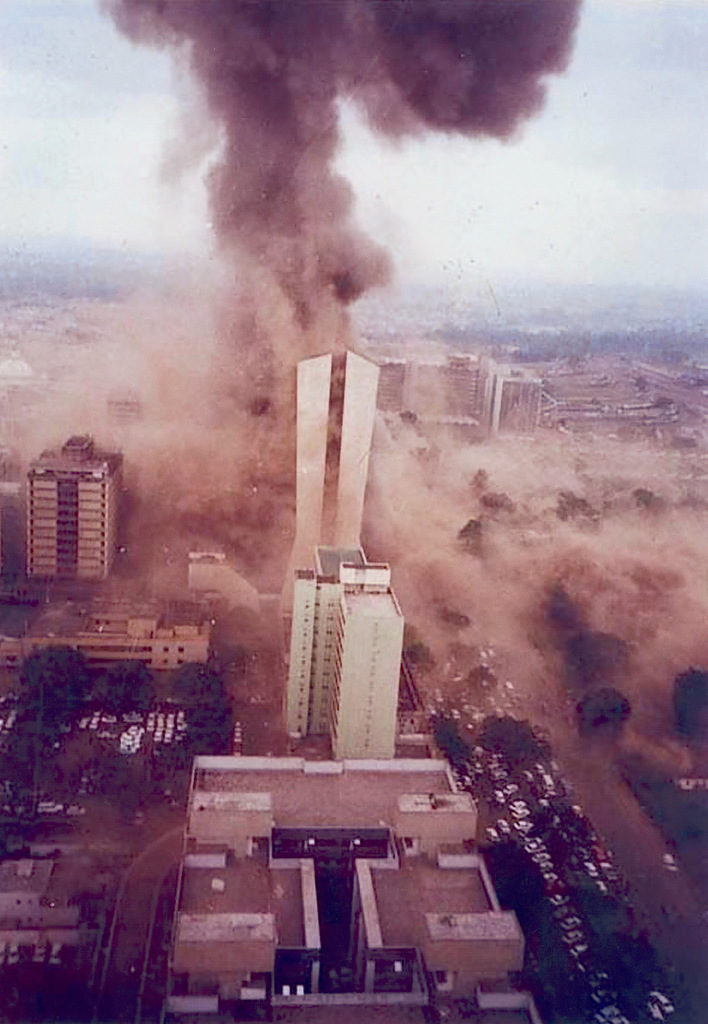 Двата атентата убиват 258 души, повечето от тях загиват в Найроби. Три години по-късно "Ал Кайда" извършва най-зловещото си нападение срещу кулите-близнаци на Световния търговски център и Пентагона в САЩ. Загиват почти 3000 души.