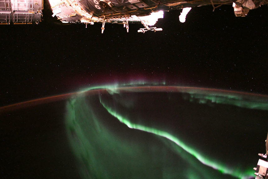 Американската космическа агенция НАСА разпространи снимка на Северното сияние, направена от Космоса. Неин автор е космонавтът Александър Герст. Кадърът е от 15 август и е направен от Международната космическа станция.