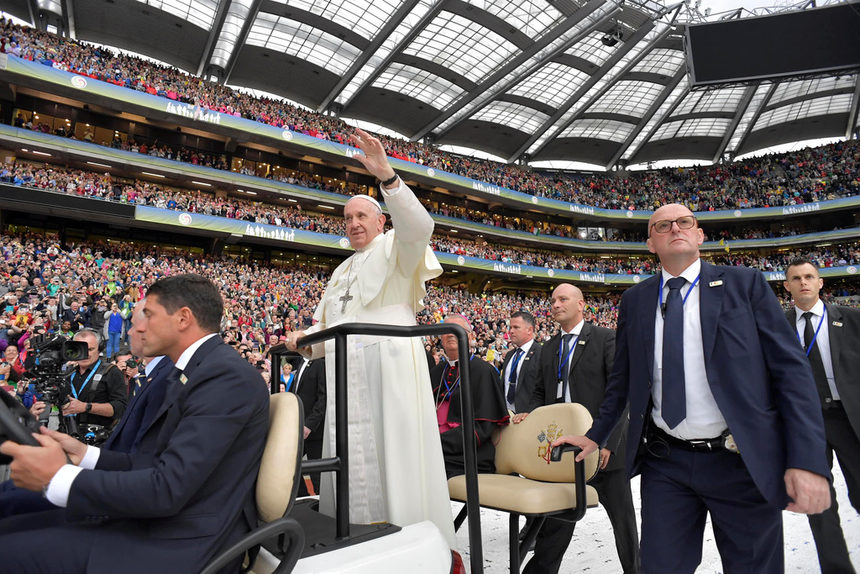 Когато папа Йоан Павел II посети Ирландия през 1979 г., контрацепцитивите и разводът бяха незаконни, а Католическата църква владееше консервативното общество. Сега папа Франциск е на посещение в Дъблин и се изправя пред една държава, която предшественикът му сигурно не би нарекъл "католическа".