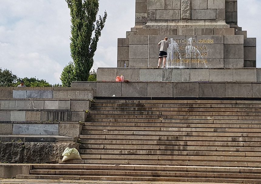 На 9 септември паметникът на съветската армия в София осъмна, залят с бяла боя. Тя е плисната точно върху надписите на фасадата, а долу на стълбите е излято автомобилно масло. Извършителите засега са неизвестни.<br /><br />Това е поредното боядисване на паметника. През 2014 в акцията <a href="https://www.dnevnik.bg/istorii_na_denia/2011/06/18/1108497_pametnikut_na_suvetskata_armiia_veche_e_v_krak_s/" target="_blank">"В крак с времето"</a> скулптурните композиции бяха превърнати в популярни герои от комикси. Година по-рано по повод годишнината от нахлуването на съветските войски в Прага <a href="https://www.dnevnik.bg/video/2013/08/21/2126350_pametnikut_na_suvetskata_armiia_beshe_boiadisan_v/" target="_blank">паметникът беше боядисан в розово</a> и с надпис на чешки за извинение. Няколко пъти е бил боядисван и <a href="https://www.dnevnik.bg/bulgaria/2014/03/09/2257326_ima_obrazuvani_razsledvaniia_za_poslednite_akcii_na/" target="_blank">в подкрепа на Украйна</a>.