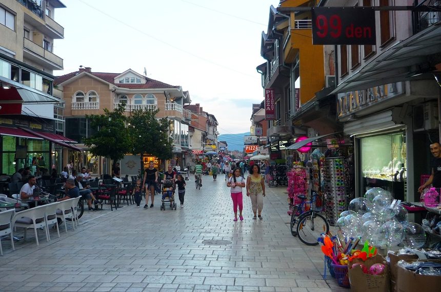 Струга е разположена от северната страна на Охридското езеро в Югозападна Македония.<br /><br />Старото име на Струга е било Енхалон, което означава "змиорка". Това не е учудващо, тъй като охридската змиорка започва миграцията си именно от гр. Струга към Саргасово море.