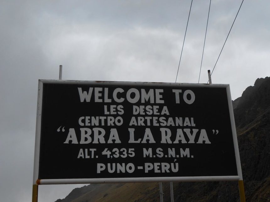 Истински предизвикателство е да стигнеш до Raqchi (на кечуа, официалния език на инките). За целта смело трябва да минеш през прохода Рая – някакви си 4335 м. Андите са жестоки планини, които смачкват човека буквално, но неописуемо красиво приключение е да се "усетят" и видят.<br /><br /><em>Това е втората фотогалерия от поредицата "През империята на инките" с автор Мария Радева. Миналата седмица авторът разказа за <a href="https://www.dnevnik.bg/na_put/2018/11/14/3343018_fotogaleriia_prez_imperiiata_na_inkite_-_olantaitambo/" target="_blank">град Олантайтамбо</a>, очаквайте продължение през следващата. </em>
