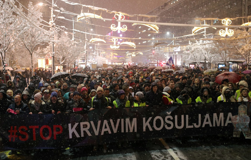 Въпреки студа и снега, хиляди демонстранти се събраха вчера в Белград, за да изразят недоволството си от автократичното управление на президента Александър Вучич и неговото правителство, предаде Асошиейтед прес.
