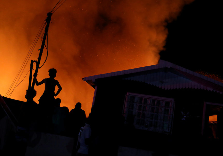 Пожар в жилищен квартал в Рио Негро, в град Манаус, Бразилия унищожи поне 600 дървени къщи и прогони хиляди бразилци от домовете им. Загинали няма, четирима души са ранени. Според първоначалната информация причината за пожара е експлозия на тенджера под налягане.