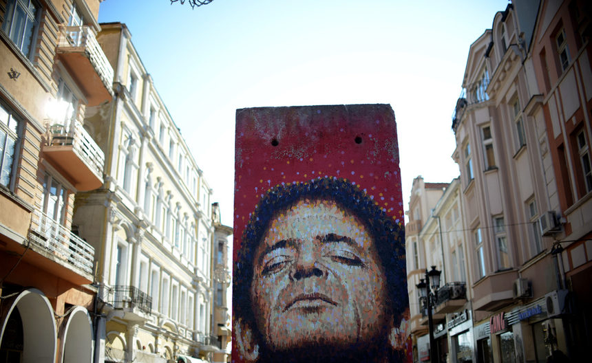 Над 30 събития имаше в програмата на откриващия уикенда на Пловдив - Европейска столица на културата. Една от водещите изложби беше "Изкуство на свободата - от Берлинската стена до уличното изкуство". На снимката: графит на Лу Рийд, нарисуван върху парче от Берлинската стена.