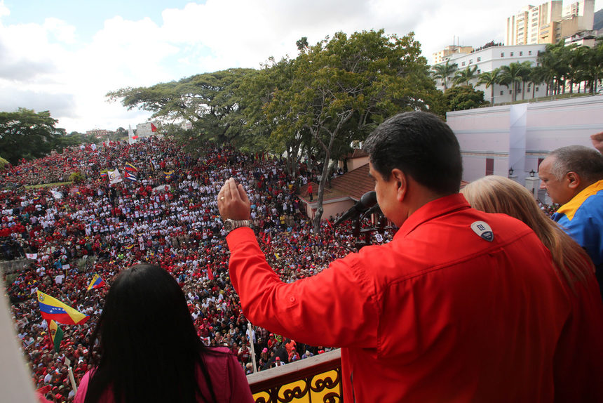 Страстите по време на демонстрацията обаче разпали решението на председателя на парламента Хуан Гуайдо да се самообяви за временен президент дни след като институцията му обяви държавния глава Николас Мадуро (на снимката) за узурпатор.