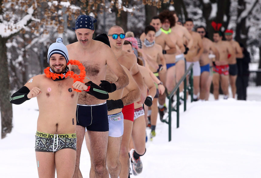 Десетки ентусиасти излязоха по боксерки в снега в столицата на Сърбия Белград в годишното състезание по бягане по долни гащи Belgrade Underpants Run 2019.<br /><br />