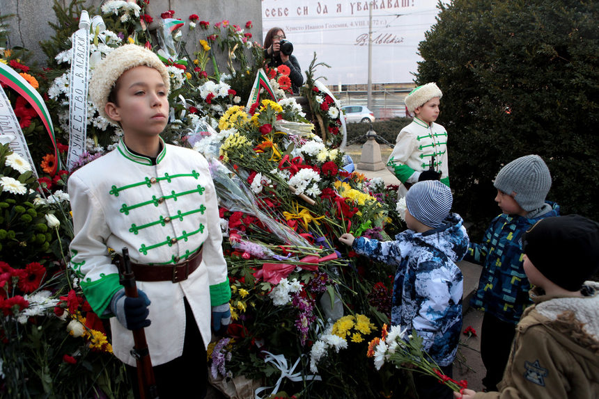 От сутринта стотици хора поднесоха цветя на паметника на Васил Левски в центъра на София по повод 146-ата годишнина от гибелта на Апостола.