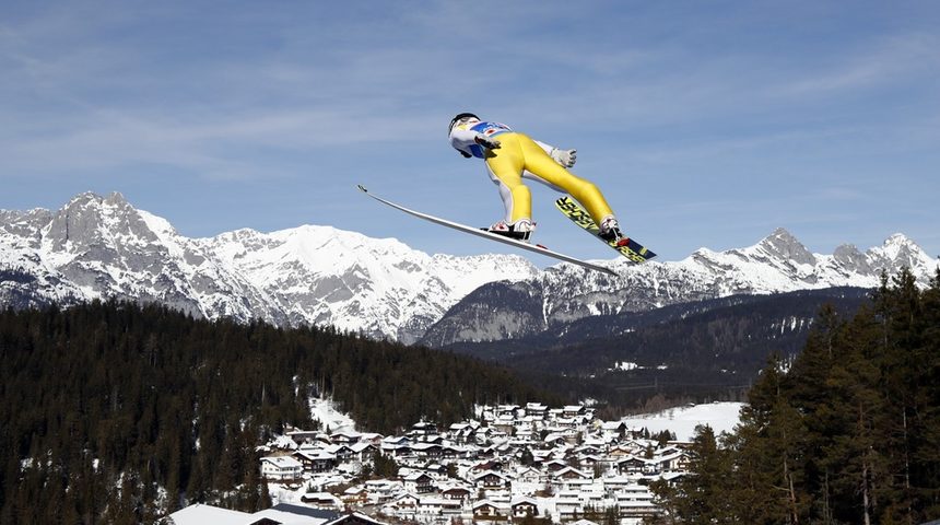 Владимир Зографски преодоля квалификацията на малката шанца на Световното първенство по ски-скок в австрийския зимен център Зеефелд. Българинът постигна 38-и резултат от 92.7 точки, след като направи скок от 91.0 метра и попадна сред 50-мата, които в петък ще си оспорват отличията.<br /><br />