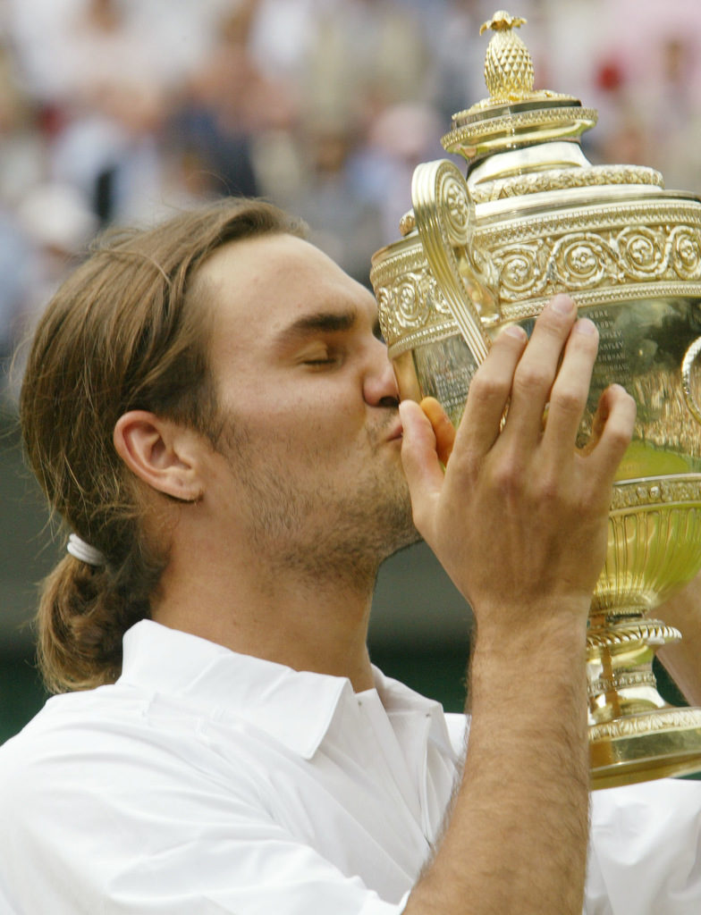 Федерер трябва да чака до 2003 г., за да спечели първата си титла от Големия шлем. Той слага край на чакането след трисетова победа над австралиеца Марк Филипусис във финала на "Уимбълдън".