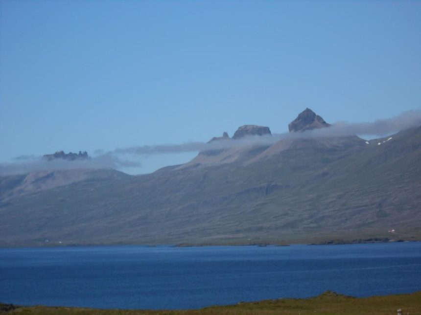 Исландия е страна, където може да се видят и фиорди. Типични за Норвегия. Движим се скалистото крайбрежие на Източните фиорди с техните извисяващи се склонове и очарователни рибарски селца.