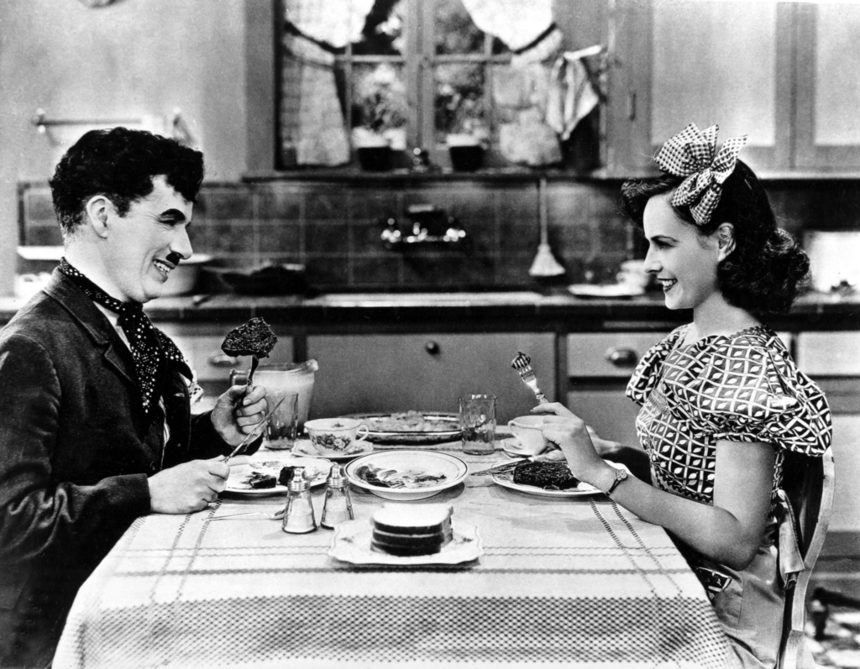 Днес се навършват 130 години от рождението на блестящия актьор, режисьор, сценарист и композитор Чарли Чаплин. Считан за една от най-важните фигури във филмовата индустрия, той създава незабравими образи в нямото кино, които се помнят и до днес.<br /><br />Снимката е сцена от филма "Модерни времена" - 1936 г. Чарли Чаплин партнира с актрисата Полет Годар.