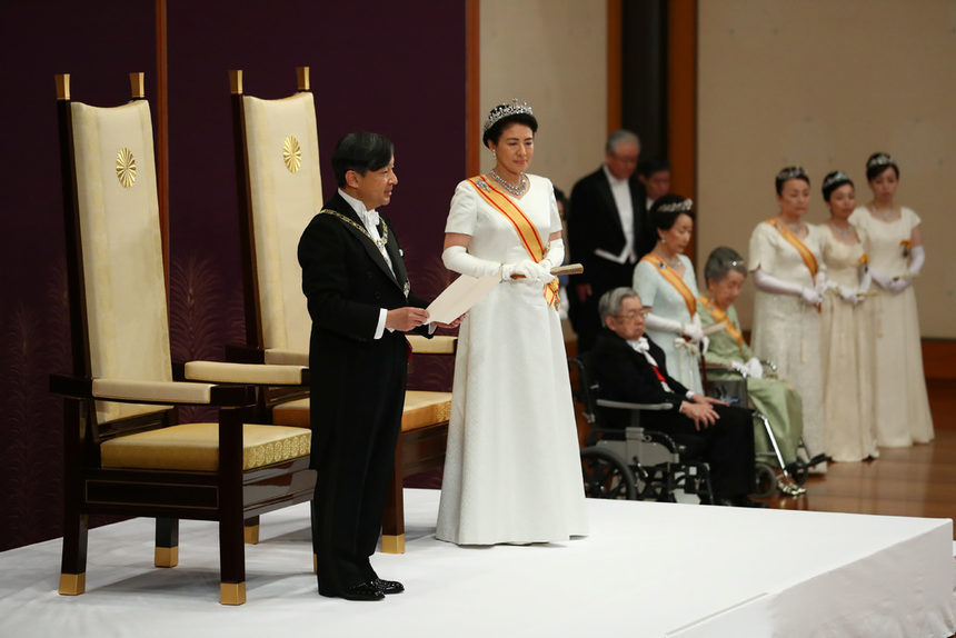 Новият японски император Нарухито и императрица Масако изнесоха първата си публична реч в Императорския дворец в Токио след като се възкачиха на трона вчера.