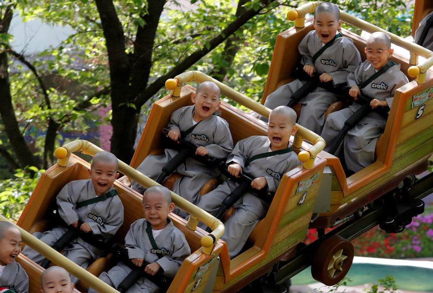 Новопостъпили монаси се забавляват на влакче в увеселителен парк в Южна Корея.