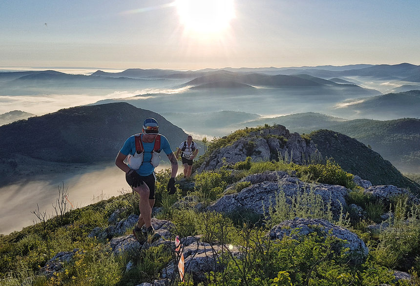 Близо 350 състезатели, сред които и водещите планински бегачи на България, участваха в ултрамаратона "Коджа кая". Събитието се проведе за втора година.