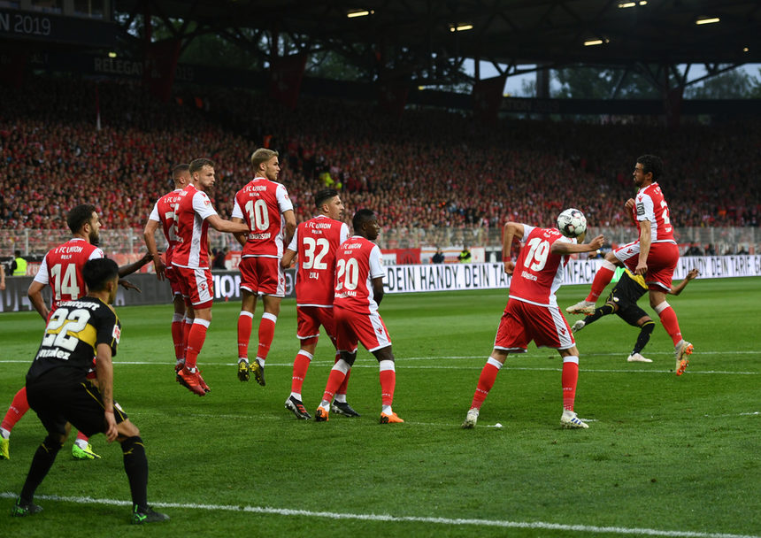 "Щутгарт" изпада за втори път в последните четири сезона. В Бундеслигата се изкачиха "Кьолн" и "Падерборн".