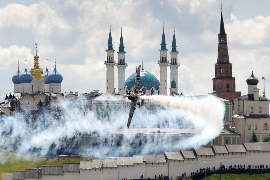 Самолет участва в тренировка за Световното първенство Red Bull Air Race в Казан, Русия.