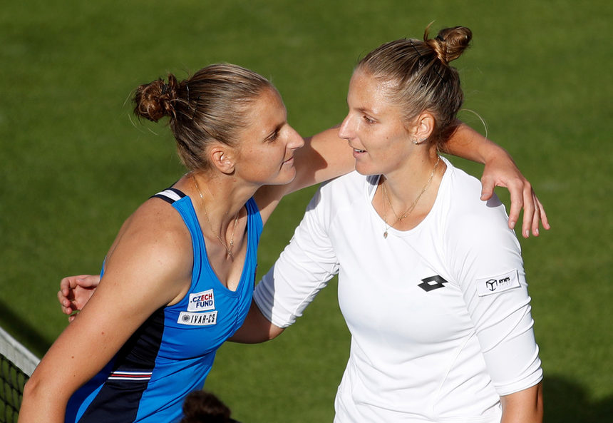 Двубой между сестри, при това близначки. Чешките тенисистки Кристина и Каролина Плишкова се изправиха една срещу друга в двубой от втория кръг на турнира в Бирмингам.<br /><br />По-голямата от двете сестри Кристина, която е №112 в света, победи третата в ранглистата с 6:2, 3:6, 7:6 (7).