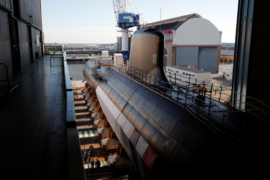 Президентът Еманюел Макрон ще участва днес в Шербург в церемония по спускането на вода на Suffren - първата френска ядрена подводница от новия клас Barracuda. Според Париж програмата на стойност 9 млрд. евро е ключова за това страната да поддържа поне до 2060 г. военното си присъствие и заплаха, когато е необходимо, в световния океан. Naval Group има поръчка за 6 броя 5000-тонни атакуващи подводници, които в следващите 10 години да заменят остаряващите от клас Ruby.